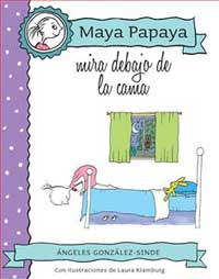 Maya Papapa mira debajo de la cama