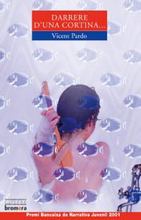 Darrere d´una cortina de bany transparent amb peixos blau marí